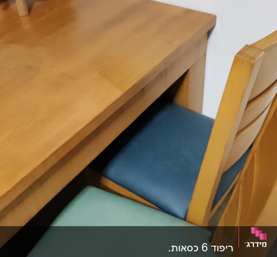 ריפוד כיסאות בצבעים כחול וירוק